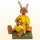 Kleines Hasenmädchen mit Puppe, sitzend, gelb