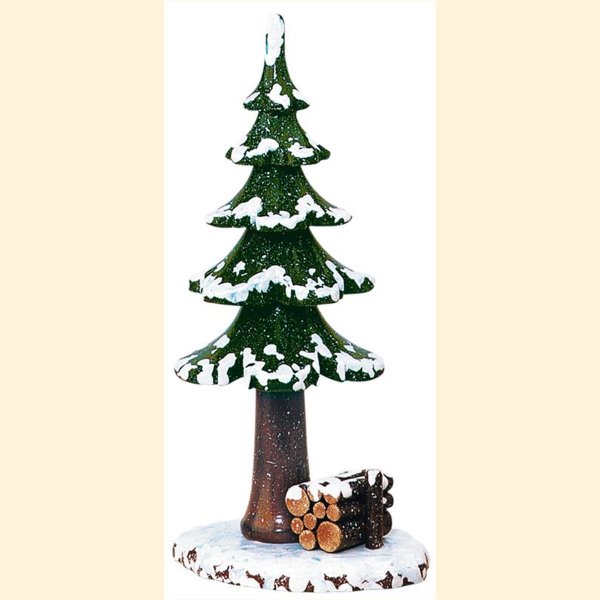Winterkind Winterbaum mit Holzstapel