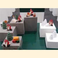 Miniaturset 4 / Weihnachtsmann mit Schneeschippe und 2 Winterbäume