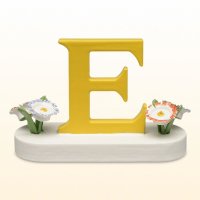 Mageritenengel mit Blume und Buchstabe E